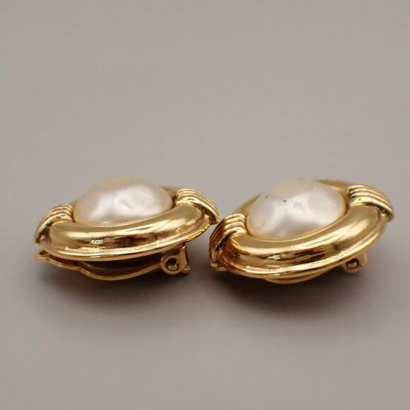 CHANEL Logo Imitation Pearl Button Earrings 23 Clip-On Gold Vintage - Picture 8 of 10